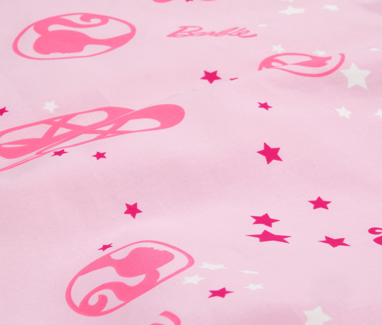 Ružová látka s baletnými motívmi, logom Barbie a hviezdami.