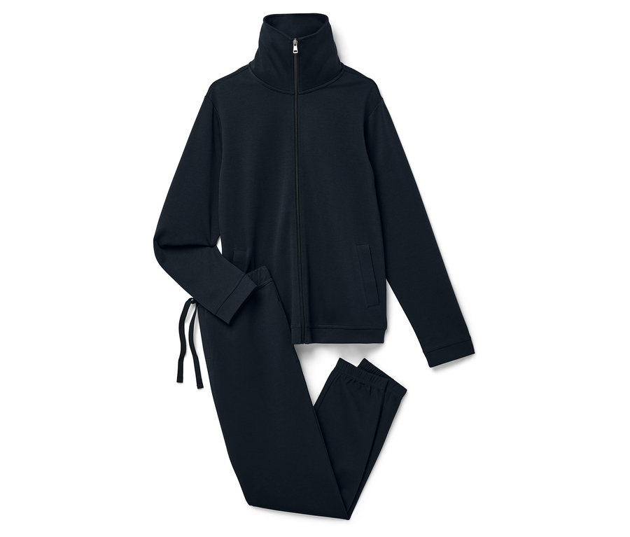 Súprava tmavomodrej teplákovej bundy na zips a nohavíc leží na bielom pozadí.