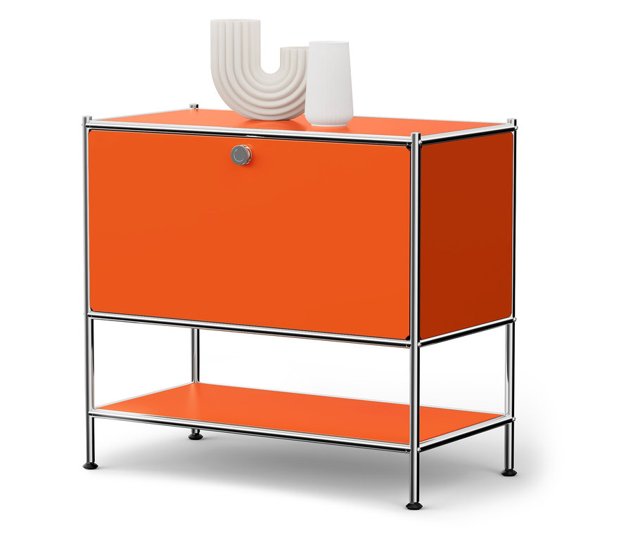 Oranžová skrinka so strieborným rámom a dvoma bielymi vázami hore.