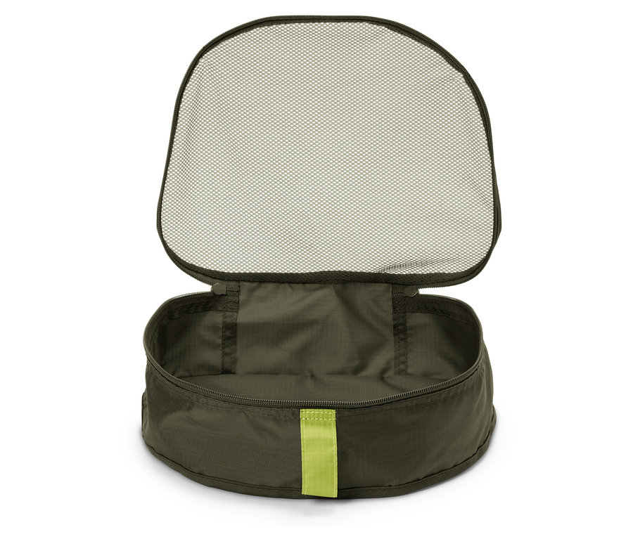 Otvorená olivovozelená okrúhla taška so sieťovaným vekom.