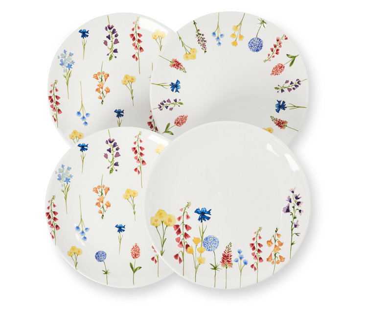 Štyri dezertné taniere s kvetinovým dekorom ležia na sebe.
