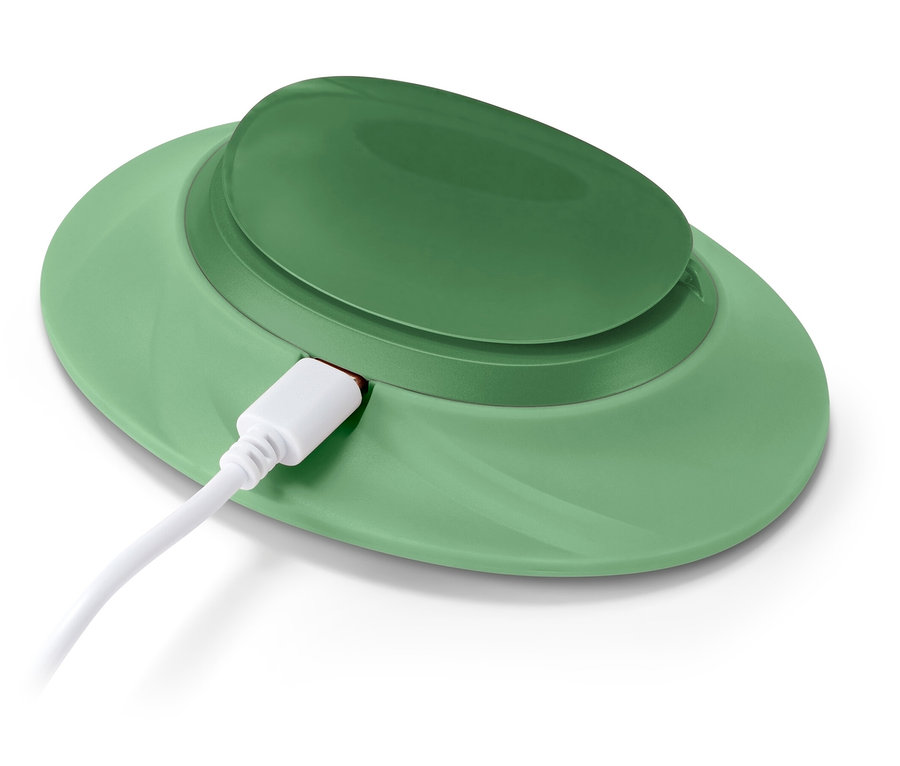Zelená bezdrôtová nabíjačka s pripojeným bielym USB-C káblom.