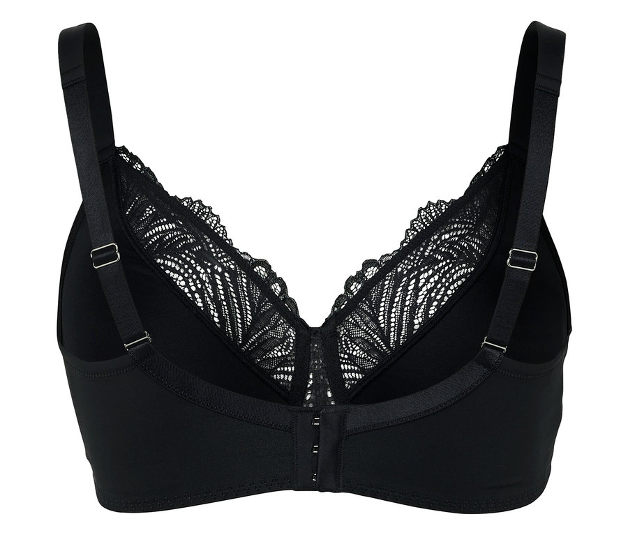 Detail čiernej podprsenky s čipkou a nastaviteľnými ramienkami.