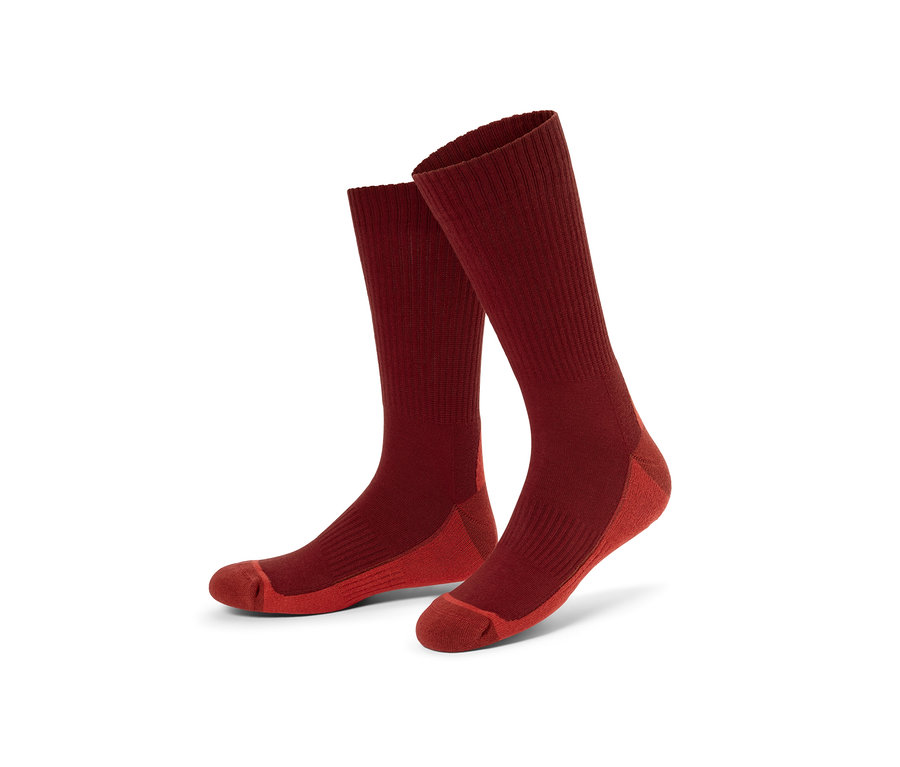 Dva páry outdoorových ponožiek.