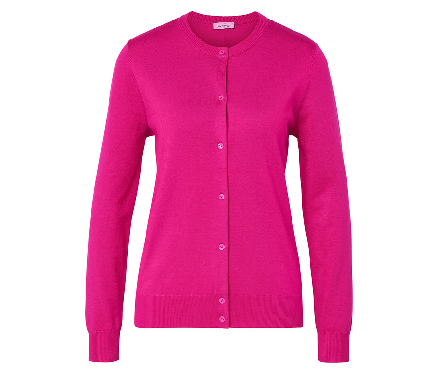 Ružový pletený sveter s gombíkmi zobrazený na bielom pozadí.