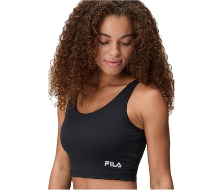 Žena s kučeravými hnedými vlasmi v čiernej dámskej športovej braletke FILA, pozerá sa dole.