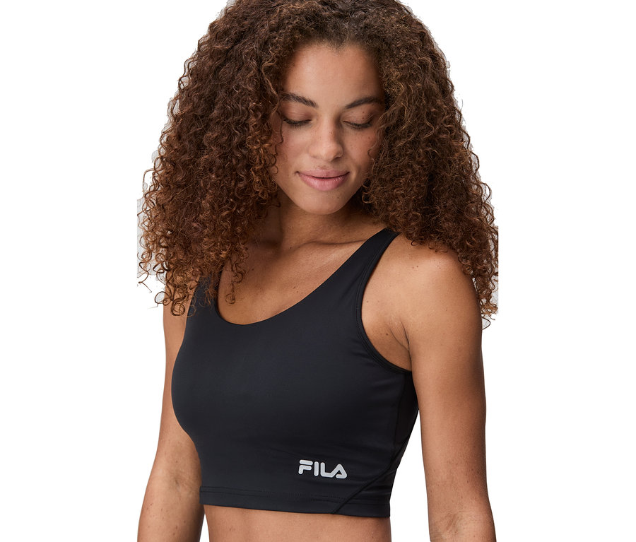 Žena má na sebe čiernu športovú podprsenku s logom FILA.