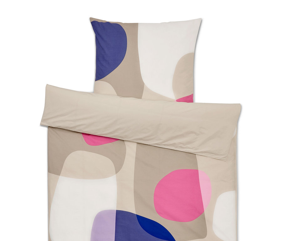 Posteľná bielizeň s abstraktnými tvarmi v modrej, ružovej, béžovej a bielej farbe.