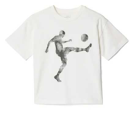 Biele tričko s ilustráciou futbalistu kopajúceho loptu.