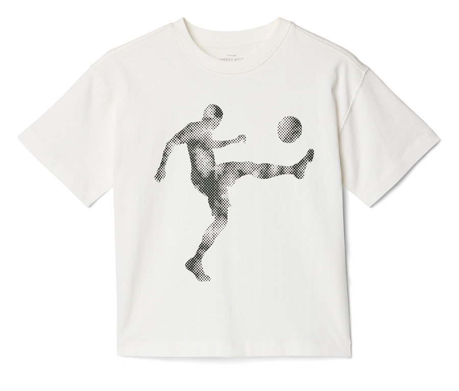 Biele tričko s ilustráciou futbalistu kopajúceho loptu.