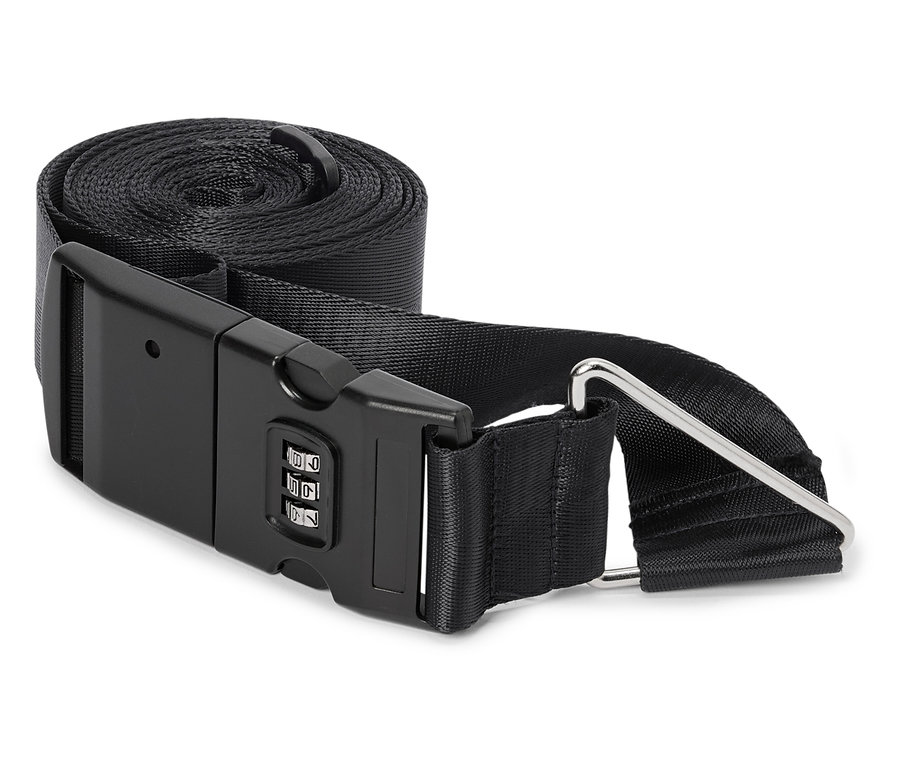 Čierny popruh na batožinu s číselným zámkom a striebornou prackou, zrolovaný na bielom pozadí.