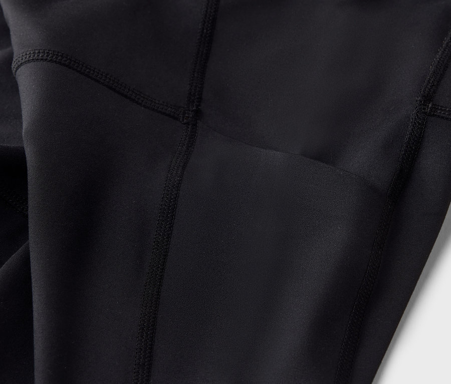 Detailný záber čiernych legín s vreckom.