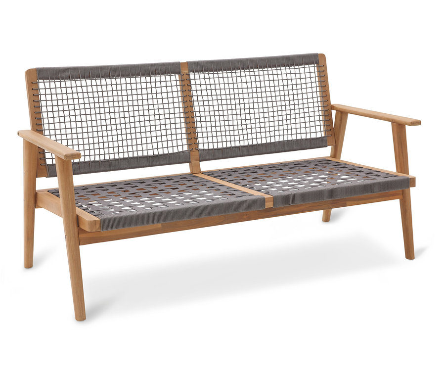 Drevená pohovka so sivou lanovou sieťou stojí na bielom pozadí.