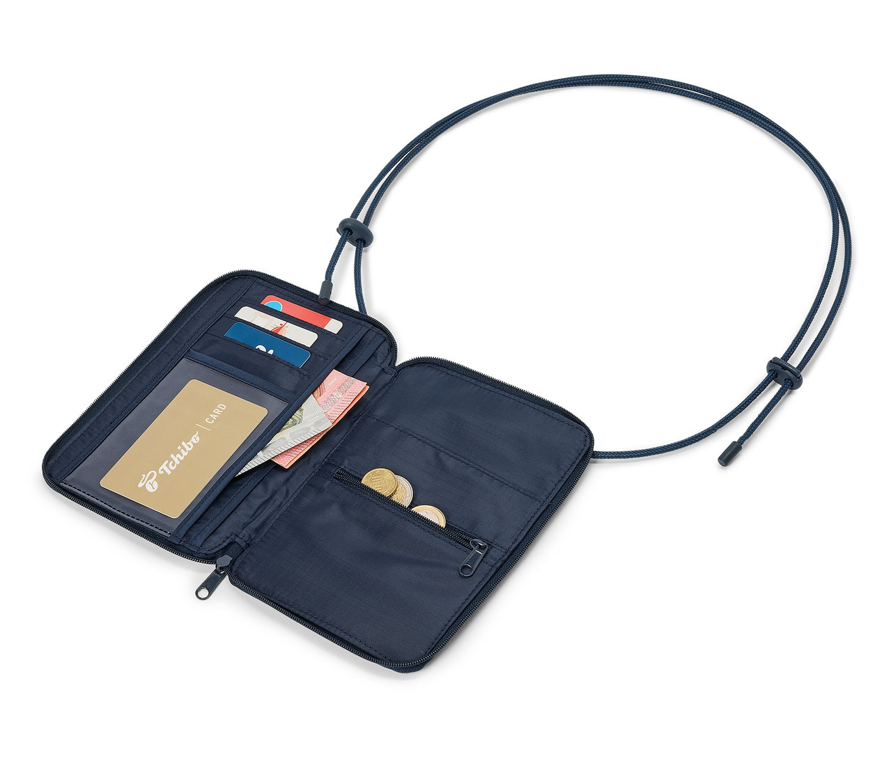 Otvorená, tmavomodrá peňaženka s kartami, bankovkou, mincami a poukážkou Tchibo, visiaca na tmavomodrej šnúrke.