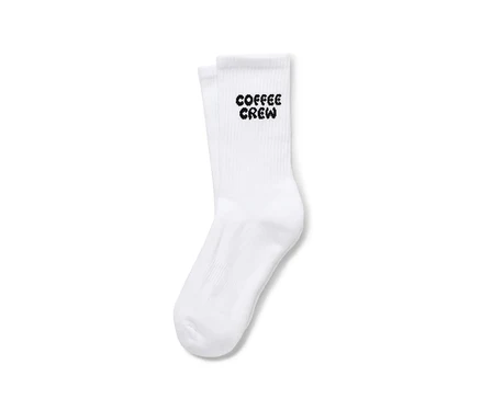 Pár bielych ponožiek s nápisom "Coffee Crew".