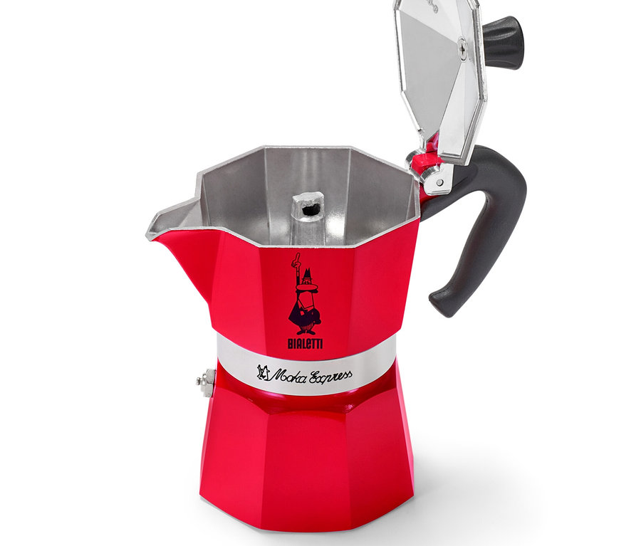 Otvorený, červený kávovar Bialetti stojí na bielom pozadí.