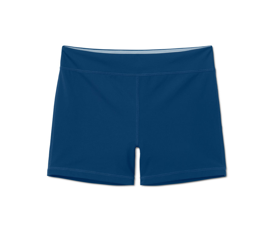 Tmavomodré bežecké šortky a šortky na kúpanie na bielom pozadí.