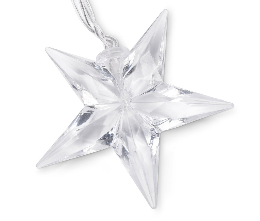 Detail solárnej svetelnej reťaze s jednou priehľadnou hviezdou.