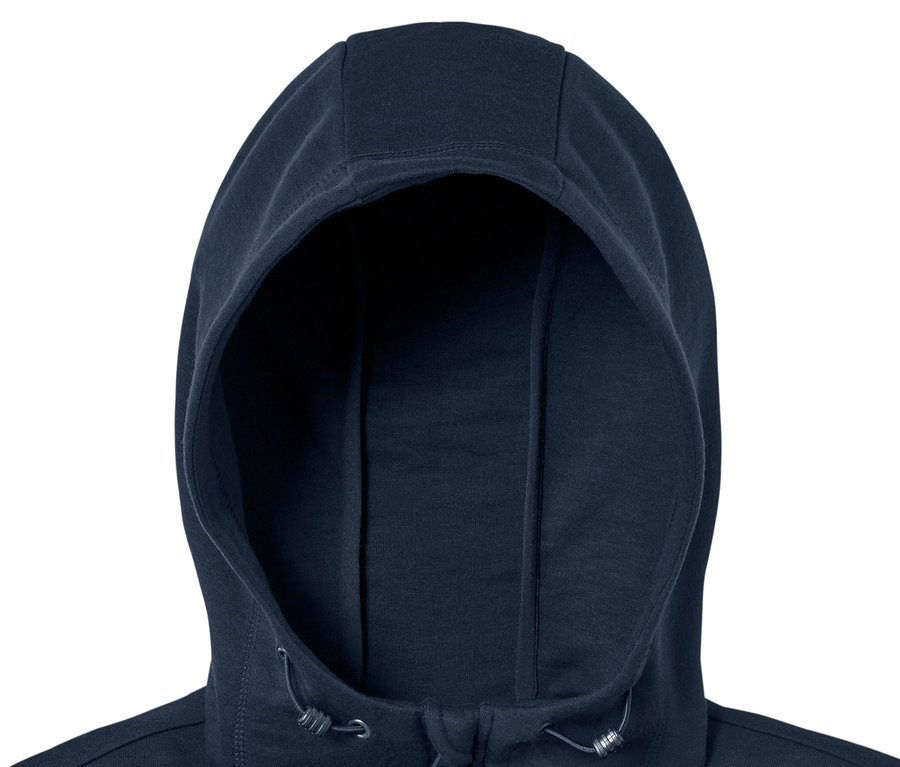 Detail tmavomodrej funkčnej mikiny s kapucňou a zipsom.