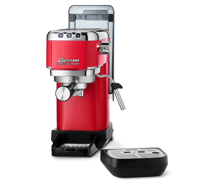 Červený pákový kávovar »Lapressa« na bielom pozadí.