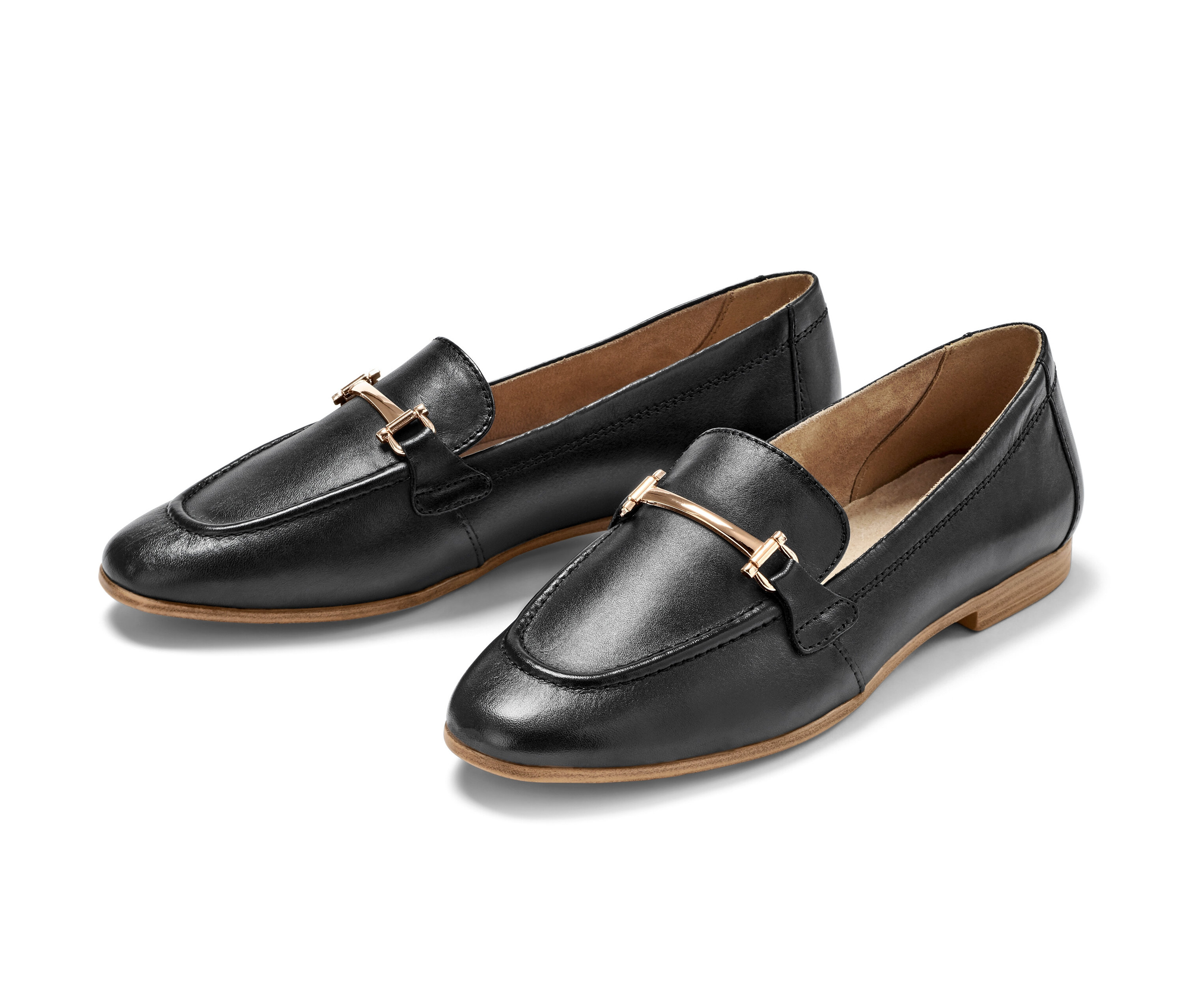 Dvoje čierne kožené mokasíny ležia vedľa seba.