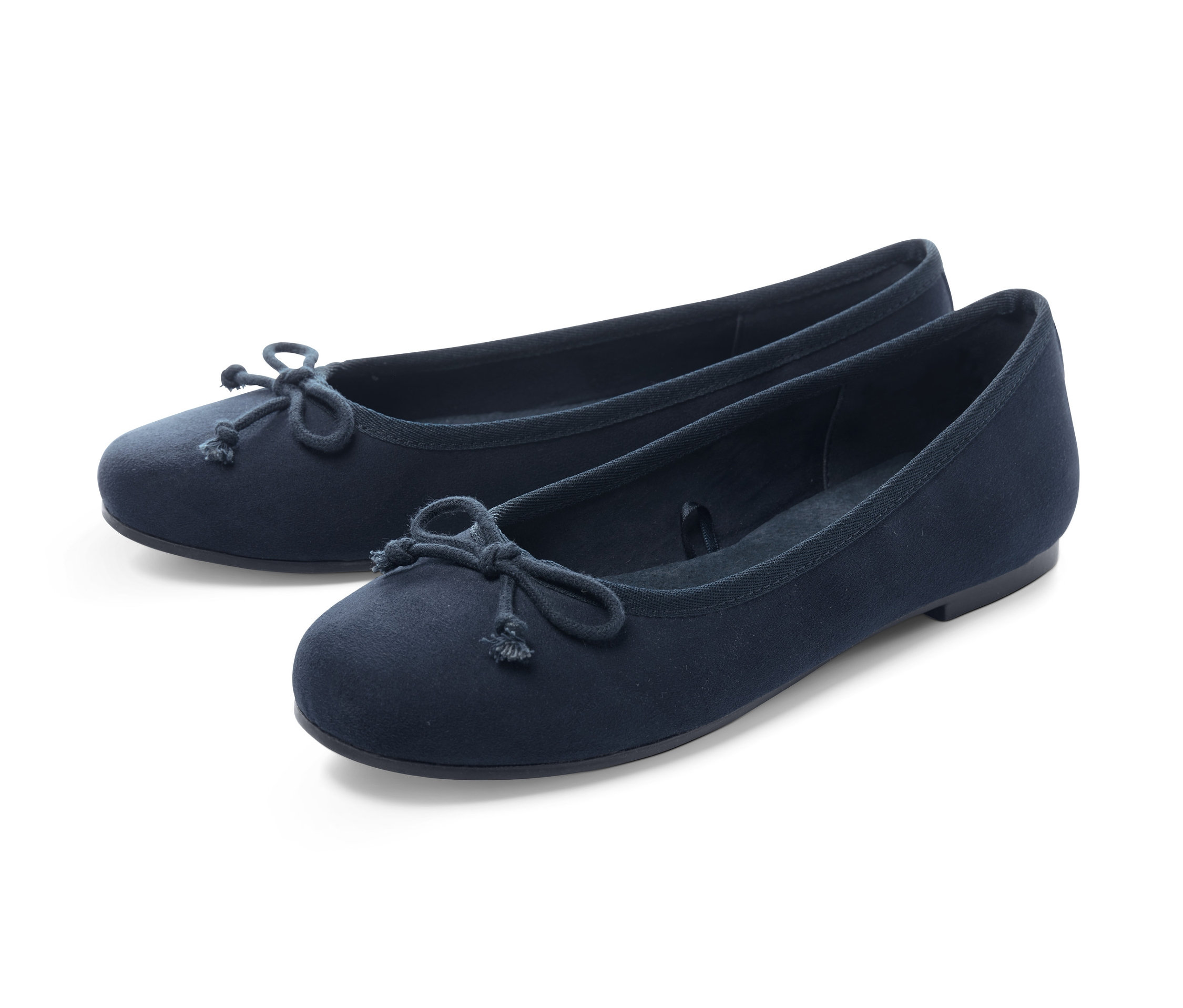 Dve modré baleríny s mašľou na bielom pozadí.