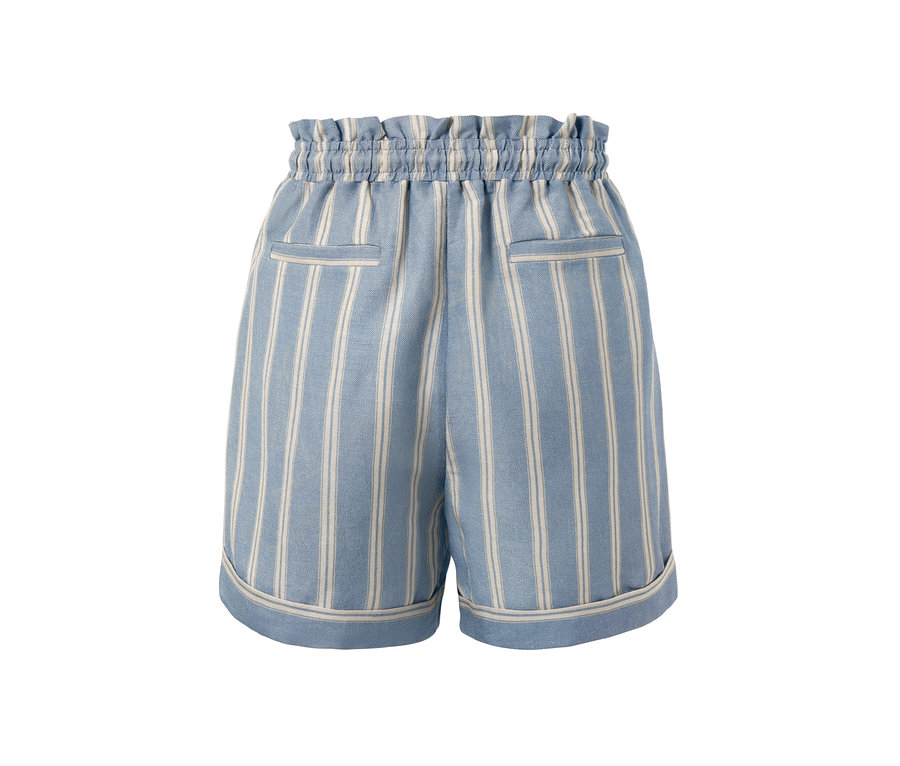 Detail šortiek z ľanovej zmesi dymovomodrej farby s bielymi zvislými pruhmi.