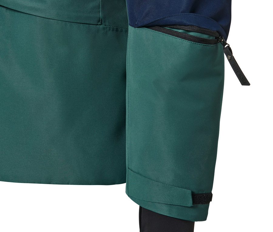 Detail modrozelenej lyžiarskej bundy.