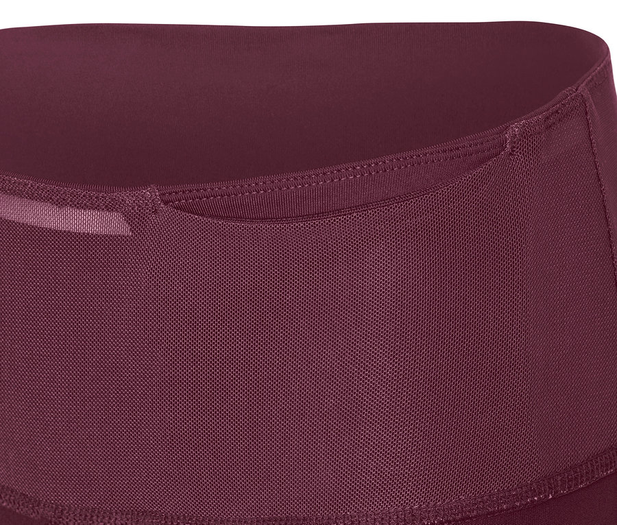 Detail trojštvrťových športových legín v slivkovej farbe.