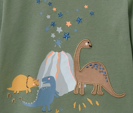 Zelené detské tričko s dlhými rukávmi s dinosaurami.