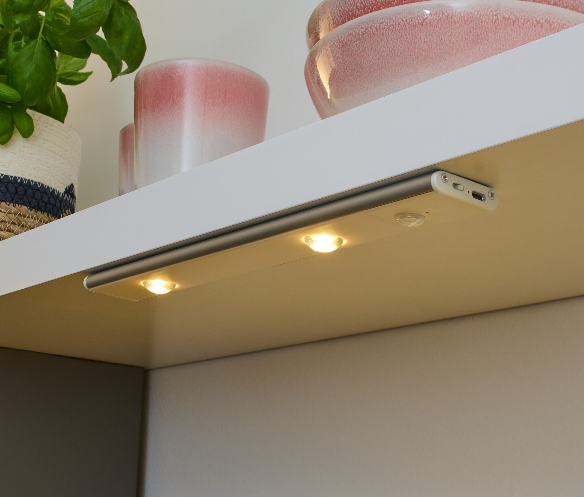 LED multifunkčné svietidlo s akumulátorom pripevnené pod policou, osvetľujúce pracovnú dosku.