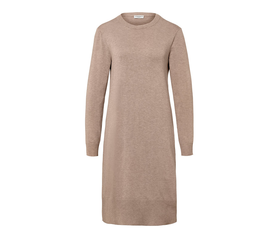 Béžové šaty z jemného úpletu s dlhými rukávmi.