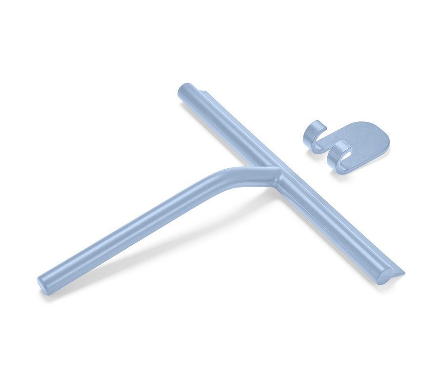 Modrá kúpeľňová stierka s držiakom na stenu leží na bielom pozadí.