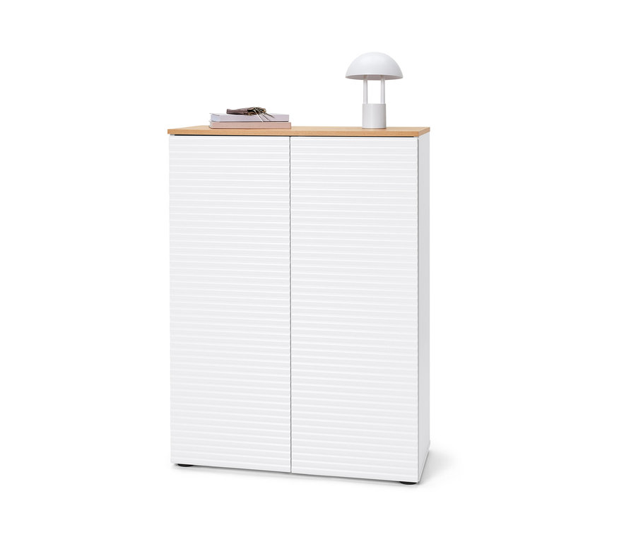 Skriňa na topánky s knihami, kľúčmi a lampou hore.