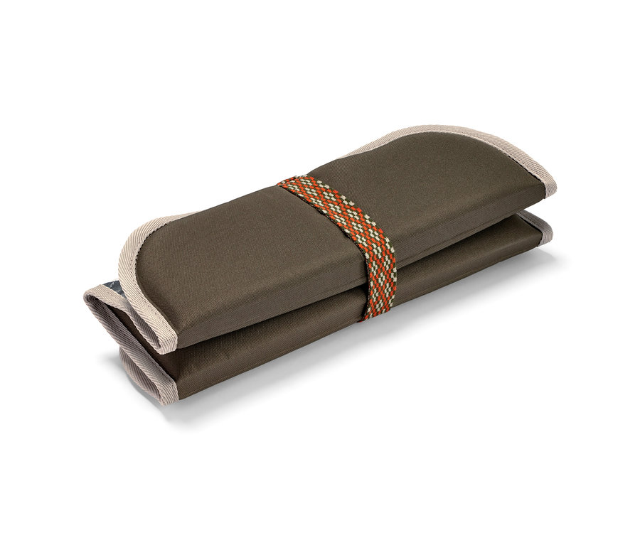 Skladací termovankúš na sedenie v olivovej farbe so vzorovaným popruhom.