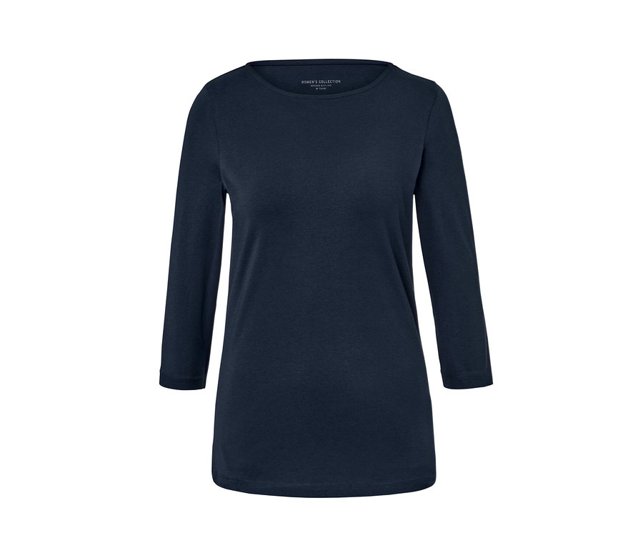 Tmavomodré tričko s trojštvrťovými rukávmi.