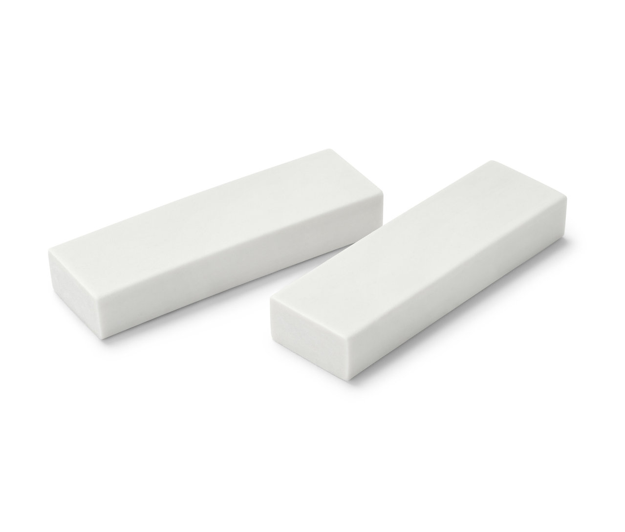 Dve biele gumy na odstraňovanie vodného kameňa, 2 ks, ležia na bielom pozadí.