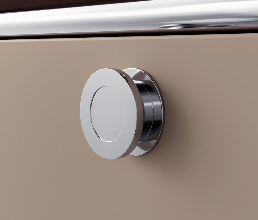 Detail hnedosivej kovovej komody »CN3« s drevenou doskou a striebornou okrúhlou úchytkou.