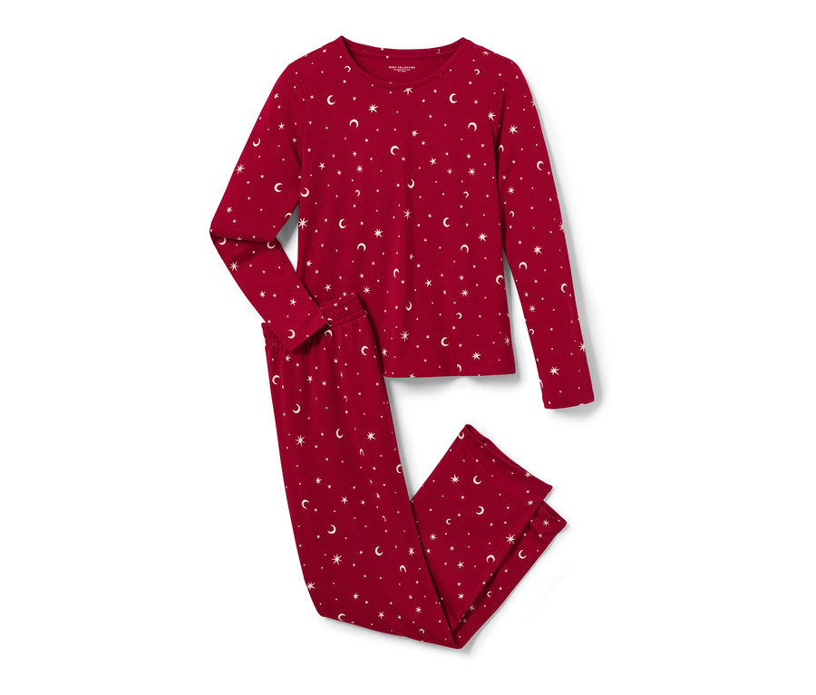 Červené pyžamo s potlačou hviezd a mesiacov.