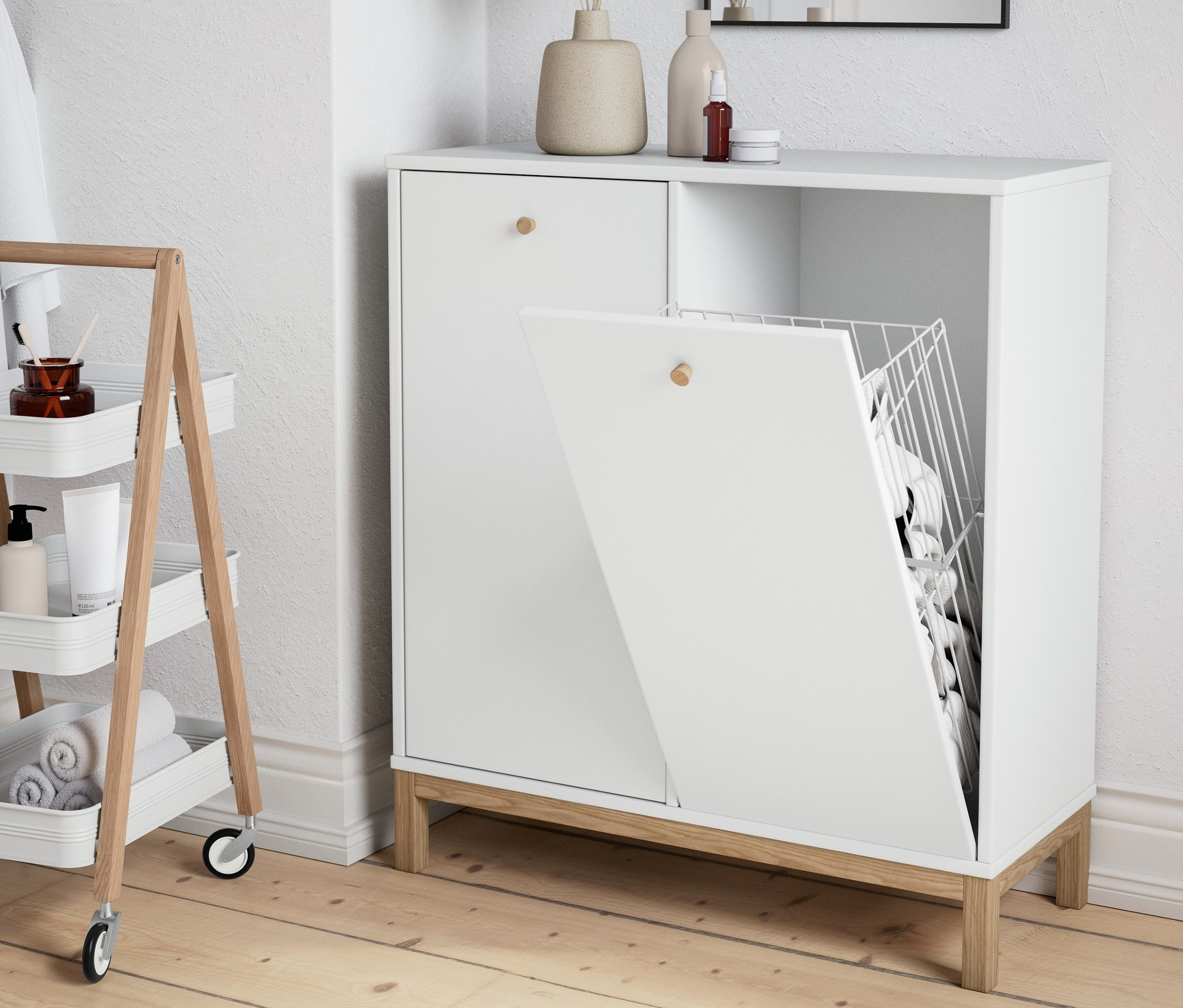 V kúpeľni stojí skrinka s košom na bielizeň a odkladací vozík.