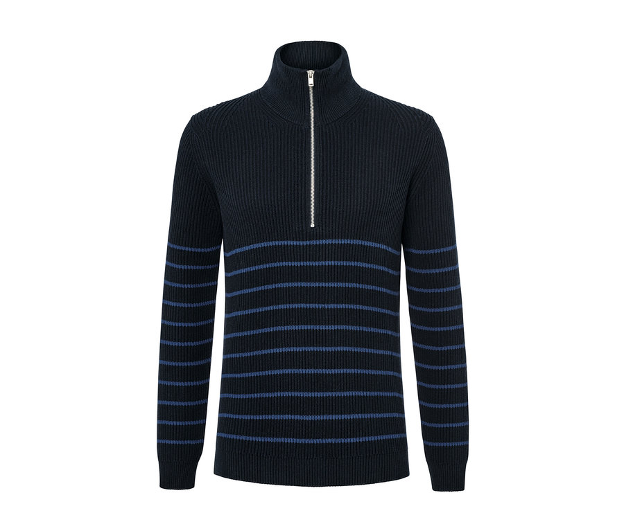 Detail tmavomodrého pulóvra typu troyer s modrými pruhmi a zipsom.