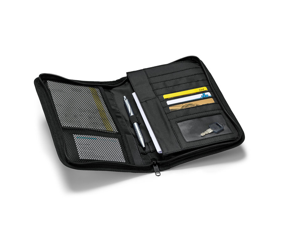 Otvorený čierny organizér do priehradky na rukavice s kartami, perom, papierom a kľúčom.