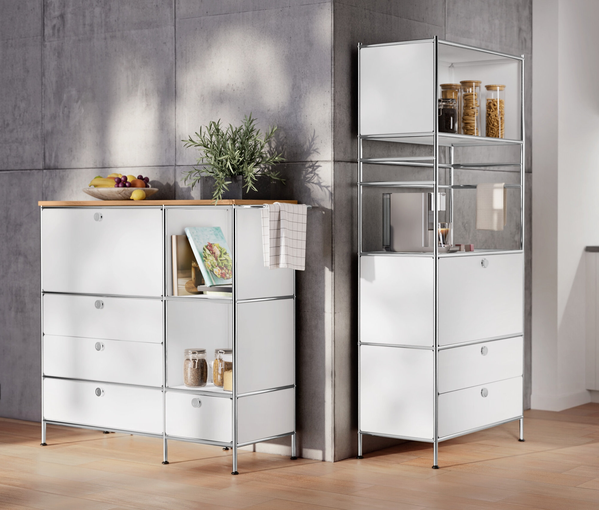 V interiéri stojí kovová odkladacia skrinka »CN3« s drevenou doskou, 1 priehradkou a 4 zásuvkami, biela a kovový regál »CN3« s 1 priehradkou a 2 zásuvkami.