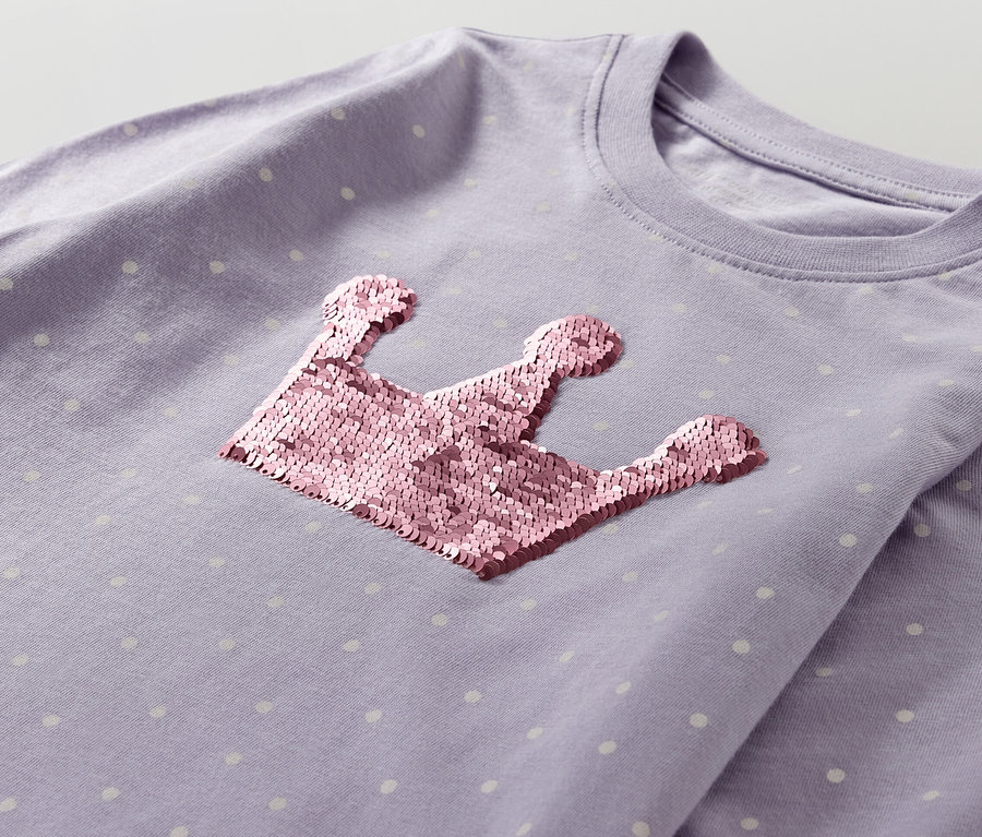 Fialové tričko s dlhým rukávom s potlačou korunky a bielymi bodkami.