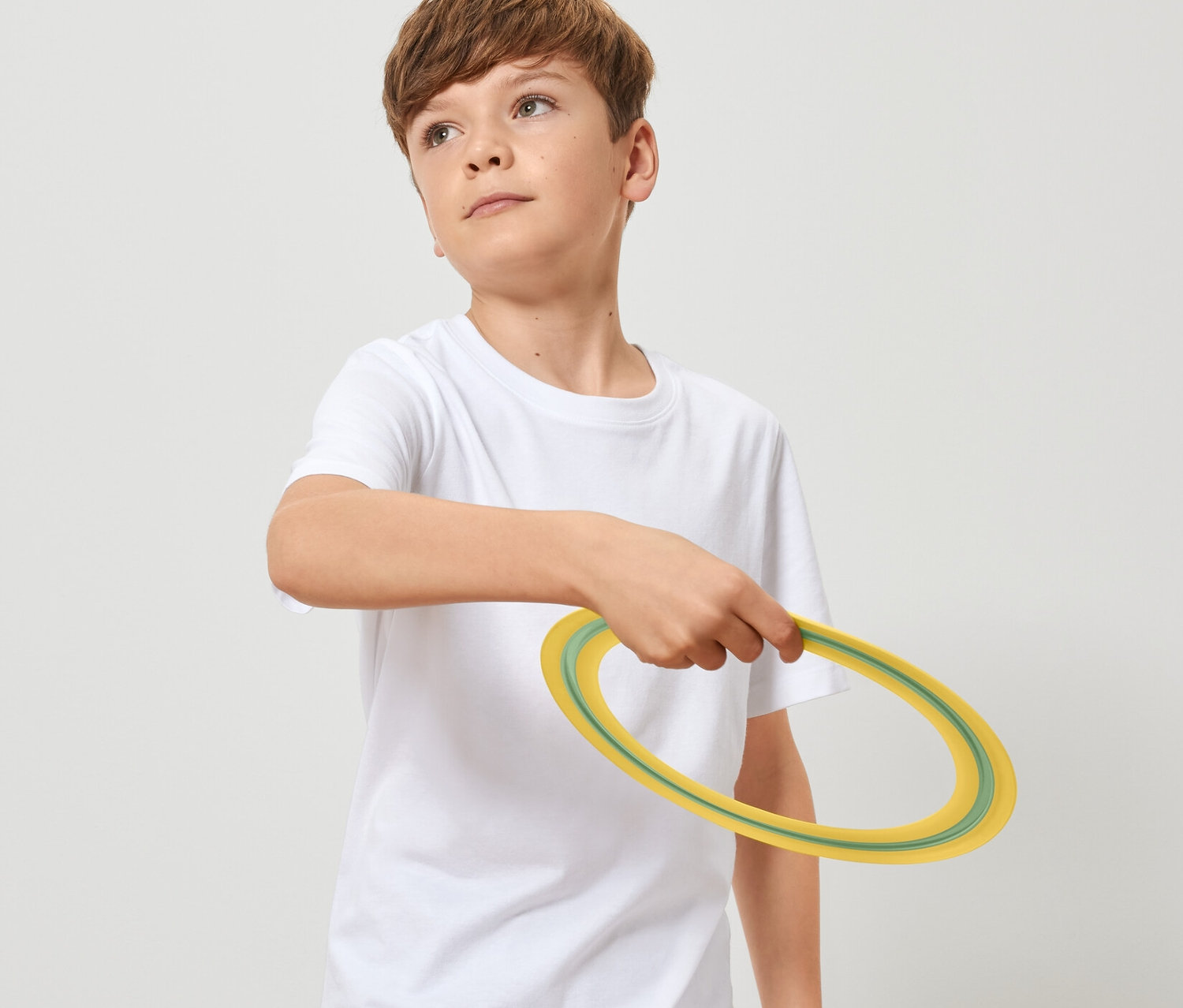 Chlapec drží v ruke lietajúci tanier.