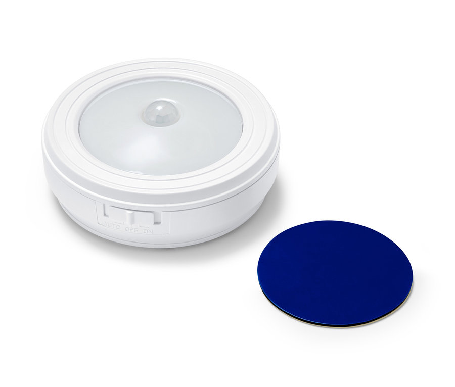 Biele multifunkčné svietidlo s LED diódami a pohybovým senzorom a modrý kruh na bielom pozadí.