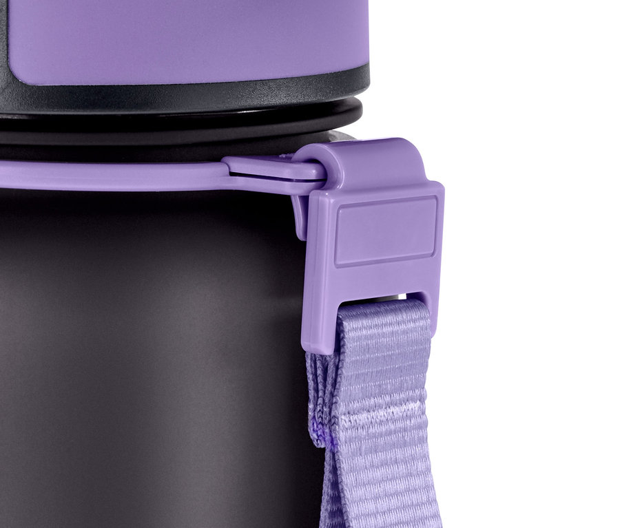 Detail čiernej fľaše na pitie s fialovým uzáverom a popruhom.