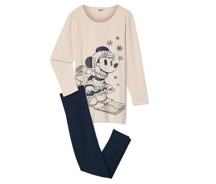 Béžové pyžamo s dlhým rukávom s potlačou Mickey Mousa na lyžiach spolu s tmavomodrými pyžamovými nohavicami.