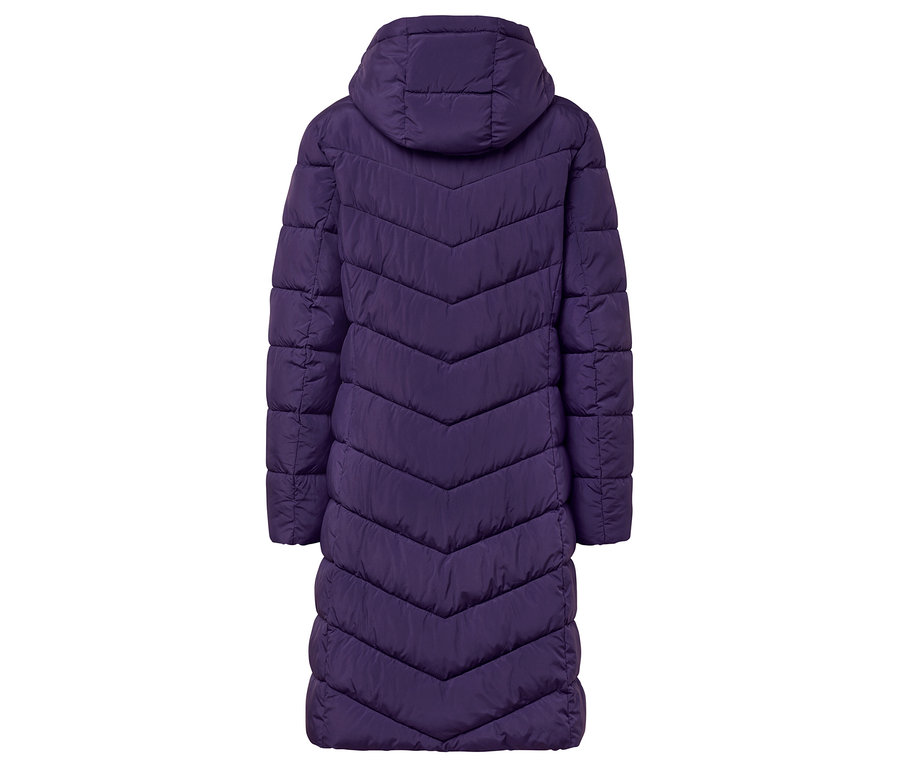 Pohľad zozadu na dlhú fialovú páperovú bundu s kapucňou.