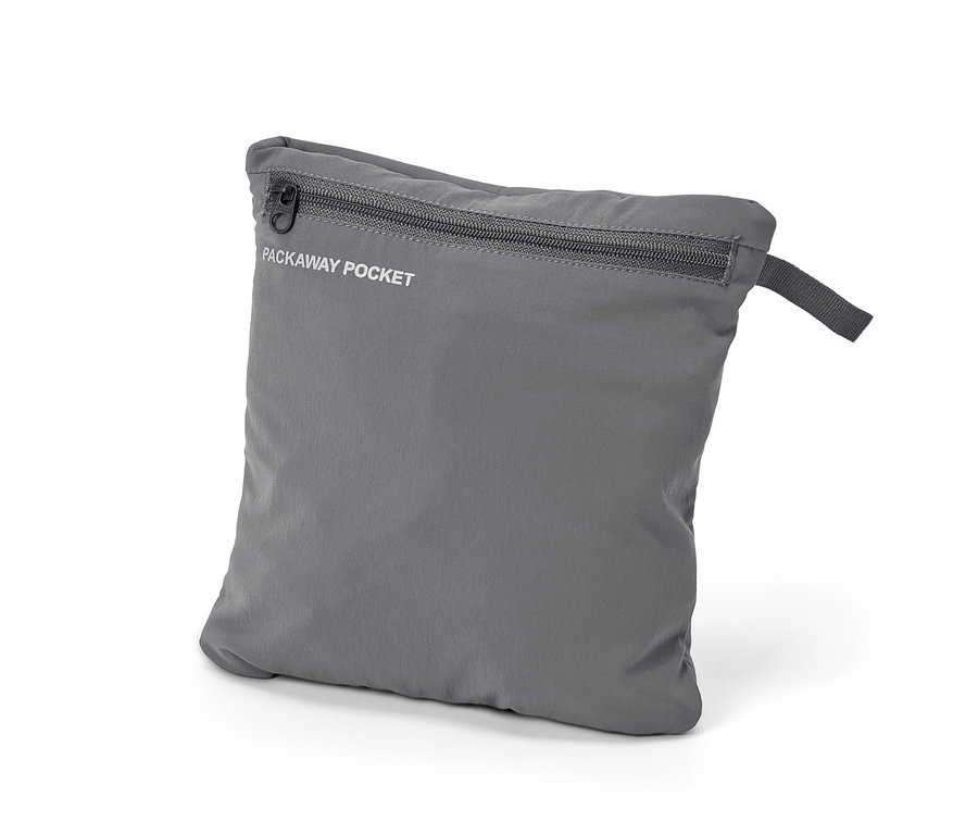 Sivé zbaliteľné turistické nohavice v zbalenom stave.